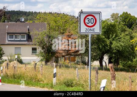 Segnaletica stradale tedesca zona 30 km / h in una zona rurale, all'aperto Foto Stock