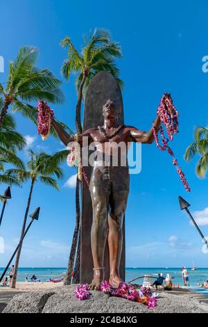 Statua del duca Paoa Kahanamoku, Waikiki Beach, Honolulu, Oahu, Hawaii Foto Stock
