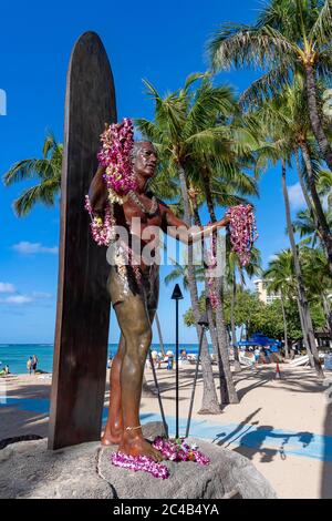 Statua del duca Paoa Kahanamoku, Waikiki Beach, Honolulu, Oahu, Hawaii Foto Stock