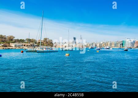 Vista panoramica sul lungomare e sul porto turistico di Sliema, Malta Foto Stock