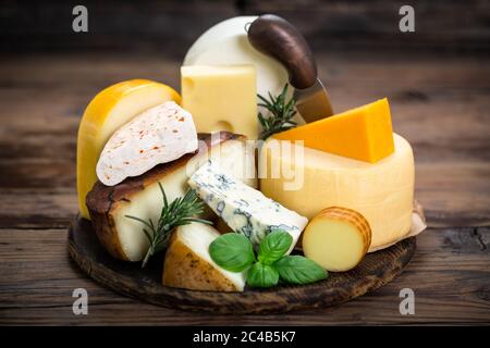 Vari tipi di formaggio sul tavolo di legno Foto Stock