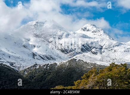 Montagne innevate, vista da Key Summit, Parco Nazionale di Fiordland, te Anau, Southland, Isola del Sud, Nuova Zelanda Foto Stock