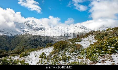 Montagne innevate, vista da Key Summit, Parco Nazionale di Fiordland, te Anau, Southland, Isola del Sud, Nuova Zelanda Foto Stock