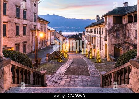 Vista dalla chiesa di Santa Maria Assunta sulla Via Albertoletti, Orta San Giulio, Lago d'Orta, Provincia di Novara, Piemonte, Italia Foto Stock