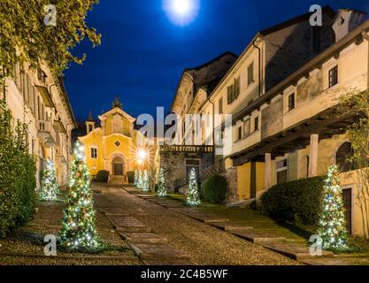 La Via Albertoletti con la Chiesa di Santa Maria Assunta, Orta San Giulio, Lago d'Orta, Provincia di Novara, Piemonte, Italia Foto Stock