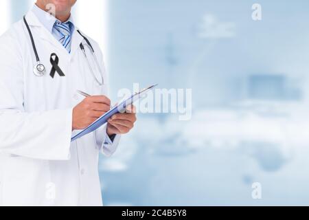 Sezione centrale del medico maschile con nastro nero su accappatoio prendendo appunti in ospedale Foto Stock