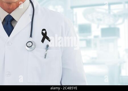 Metà sezione del medico maschile con nastro nero su accappatoio in ospedale Foto Stock