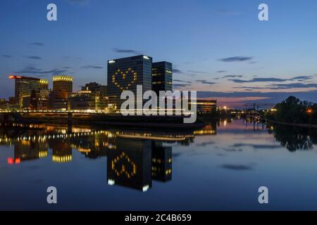 Hotel Hyatt Regency, illuminato con cuore, riflesso nel Reno, chiuso durante la corona Pandemic, crepuscolo, Medienhafen, Duesseldorf, Nord Foto Stock