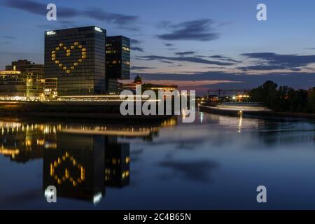 Hotel Hyatt Regency, illuminato con cuore, chiuso durante la corona Pandemic, crepuscolo, Media Harbour, Duesseldorf, Nord Reno-Westfalia, Germania Foto Stock