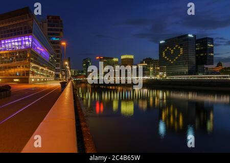 Hotel Hyatt Regency, illuminato con cuore, riflesso delle luci del Reno, chiuso durante la corona Pandemic, crepuscolo, Media Harbour Foto Stock