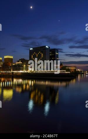 Hotel Hyatt Regency, illuminato con cuore, chiuso durante la corona Pandemic, crepuscolo, Media Harbour, Duesseldorf, Nord Reno-Westfalia, Germania Foto Stock