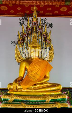 Buddha meditando sotto la protezione di un serpente a sette teste di Naga, Wat Pho, Bangkok, Thailandia Foto Stock
