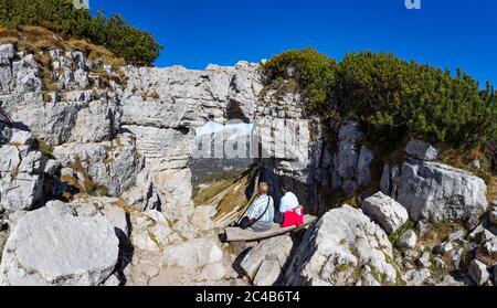 Finestre rocciose, fenomeno naturale Loserfenster, Loser Plateau, Totes Gebirge, Altaussee, Aussseland, Salzkammergut, Stiria, Austria Foto Stock