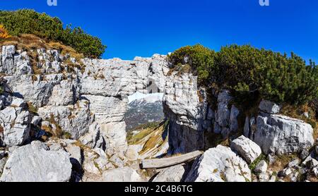 Finestre rocciose, fenomeno naturale Loserfenster, Loser Plateau, Totes Gebirge, Altaussee, Aussseland, Salzkammergut, Stiria, Austria Foto Stock