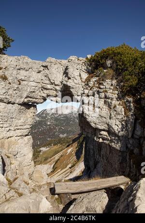 Finestre rocciose, fenomeno naturale Loserfenster, Loser Plateau, Totes Gebirge, Altaussee, Aussseland, Salzkammergut, Stiria, Austria Foto Stock