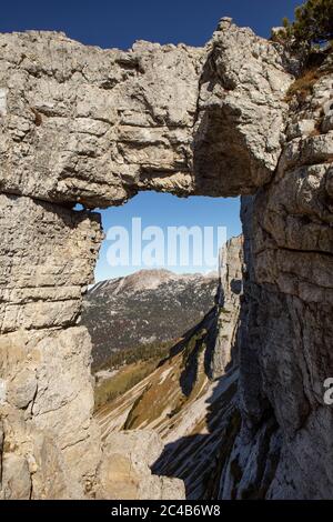Finestre rocciose, fenomeno naturale Loserfenster, Loser Plateau, Totes Gebirge, Altaussee, Aussseland, Salzkammergut, Stiria, Austria Foto Stock