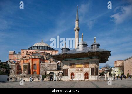Fontana del Sultano Ahmed in Piazza Sultanahmet, Hagia Sophia, Istanbul, Turchia Foto Stock