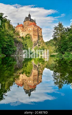 Castello Kriebstein vicino Mittweida, riflessione nel fiume Zschopau, Kriebstein, Sassonia, Germania Foto Stock