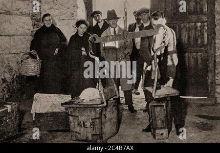 Una scena dei primi anni '20 nel mercato del burro nel quartiere Shandon di Cork City, dove una famiglia agricola ha appena portato i prodotti della settimana. Originariamente fotografato da Clifton Adams (1890-1934) per 'Ireland: The Rock Whence i was hewn', una rivista nazionale di geografia dal marzo 1927. Foto Stock