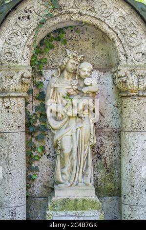 Tomba con la statua della Vergine Maria e Gesù Bambino, Waldfriedhof, Monaco, alta Baviera, Baviera, Germania Foto Stock