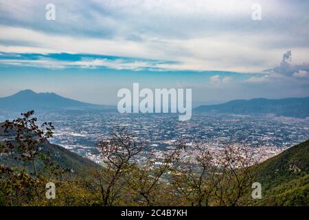 Vista della valle dal Parco Regionale dei Monti Lattari, Pompei e il Vesuvio sullo sfondo. In provincia di Salerno, sulla Costiera Amalfitana Foto Stock