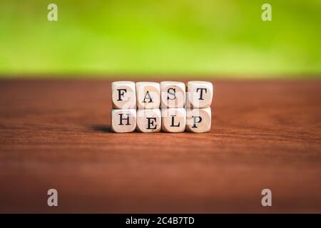 Closeup di dadi isolati su una tabella che mostra le parole aiuto rapido Foto Stock