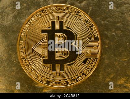 Immagine simbolo valuta digitale, moneta d'oro Bitcoin Foto Stock