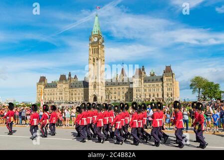 Cambio della guardia di fronte al Canadian Parliament Building Center Block, Parliament Hill, Ottawa, Ontario, Canada Foto Stock
