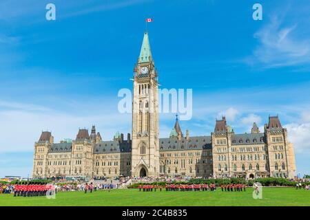 Cambio della guardia di fronte al Canadian Parliament Building Center Block, Parliament Hill, Ottawa, Ontario, Canada Foto Stock