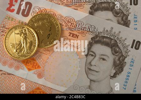 Monete d'oro, 1 oncia, Britannia Obverse e la regina Elisabetta II inversa, su banconota da 10 sterline Foto Stock