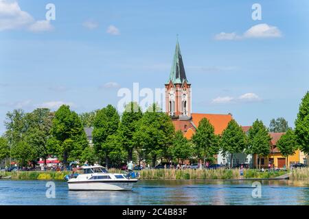 Motoscafo sul Havel di fronte alla chiesa dell'isola Maria Meeresstern, la città vecchia Isola di Werder, Potsdam-Mittelmark, Brandeburgo, Germania Foto Stock
