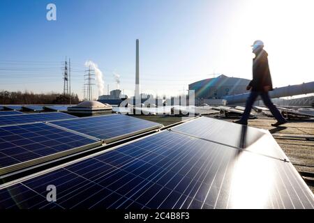 Impianto fotovoltaico, posto di lavoro sul tetto di un edificio industriale, sito dell'impianto di depurazione di Bottrop, zona Ruhr, Renania settentrionale-Vestfalia Foto Stock