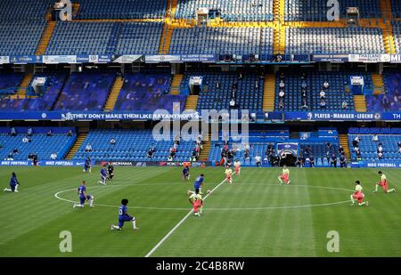 I giocatori si sfidano a sostegno del movimento Black Lives Matter prima della partita della Premier League a Stamford Bridge, Londra. Foto Stock