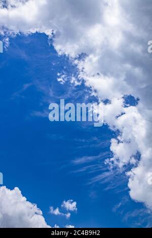 Le nuvole bianche si lacerano, permettendoti di vedere il cielo blu in una giornata estiva. Le nuvole si assottigliano, il cielo si stacca. Concetto di pace, tranquillità, misticismo Foto Stock