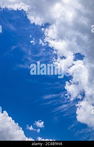 Le nuvole bianche si lacerano, permettendoti di vedere il cielo blu in una giornata estiva. Le nuvole si assottigliano, il cielo si stacca. Concetto di pace, tranquillità, misticismo Foto Stock