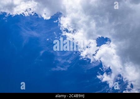 Le nuvole bianche si lacerano, permettendoti di vedere il cielo blu in una giornata estiva. Le nuvole si assottigliano, il cielo si stacca. Concetto di pace, tranquillità, misticismo Foto Stock