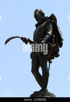 Primo piano di una statua di Miguel de Cervantes in Il suo luogo di nascita Alcala de Henares Madrid Spagna Foto Stock