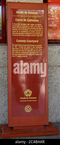 Firma fuori dal Corral de comedias de Alcalá de Henares o dal cortile della Commedia, uno dei più antichi teatri d'Europa ad Alcala de Henares Madrid Spagna Foto Stock