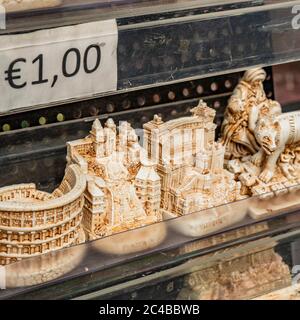 Primo piano di alcuni souvenir da Roma. Piccoli oggetti che rappresentano il Colosseo, il Lupo Capitolino, Campidoglio, bocca della Verità, Fontana di Trevi, CAS Foto Stock