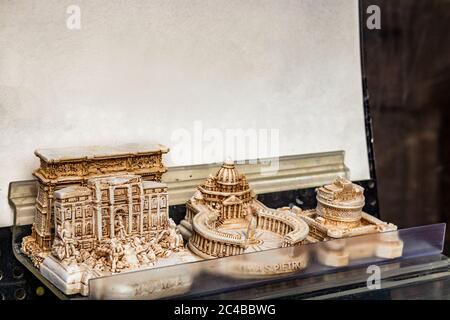 Primo piano di alcuni souvenir da Roma. Piccoli oggetti che rappresentano il Colosseo, il Lupo Capitolino, Campidoglio, bocca della Verità, Fontana di Trevi, CAS Foto Stock