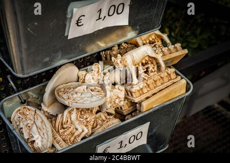 Primo piano di alcuni souvenir da Roma. Piccoli oggetti che rappresentano il Colosseo, il Lupo Capitolino, Campidoglio, bocca della Verità, Fontana di Trevi, CAS Foto Stock