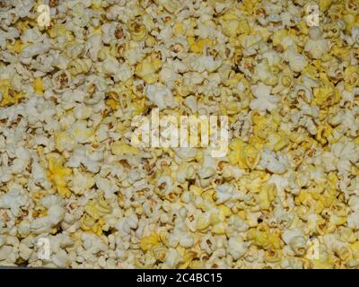 Primo piano fresco fatto cinema Tessura di Yellow Popcorn Foto Stock