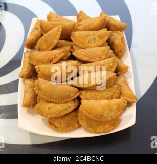 Piatto di pollo samosa a forma di mezzaluna Foto Stock