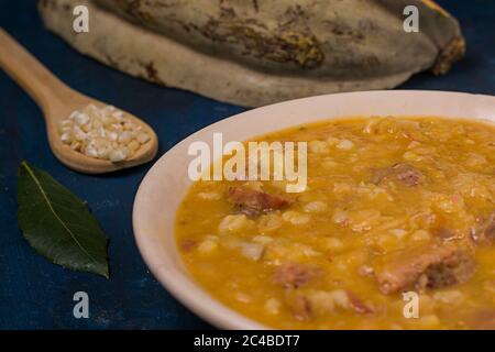 Un piatto con locro, cibo tradizionale argentino Foto Stock