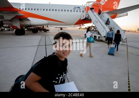 ragazzo di 12 anni che sta per salire a bordo di un aereo a orly, francia Foto Stock