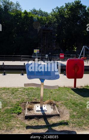 Cartello che mostra Maidstone Millennium River Park. Parco nazionale del ponte di teston Foto Stock