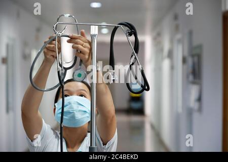 Medico ospedaliero con stetoscopio Foto Stock