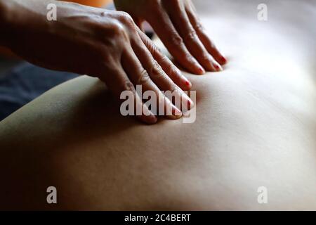 Donna ricevere massaggi su spa lettino da massaggio Foto Stock