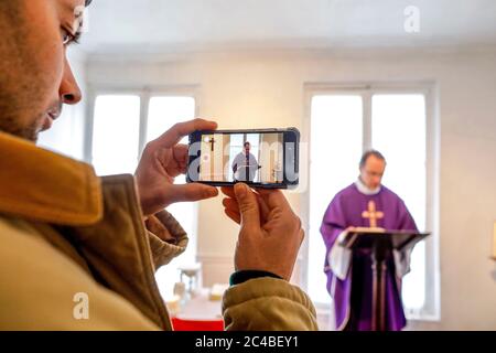 Messa in un oratorio cattolico durante l'epidemia di COVID-19 a Evreux, Francia, filmata per i fedeli che non possono partecipare alla messa a causa del confinamento. Foto Stock