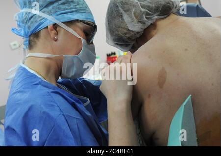 Rapporto presso l'ospedale di maternità dell'ospedale di Abbeville. Parto cesareo di una donna incinta con gemelli. Intervento programmato. Presenza in Foto Stock